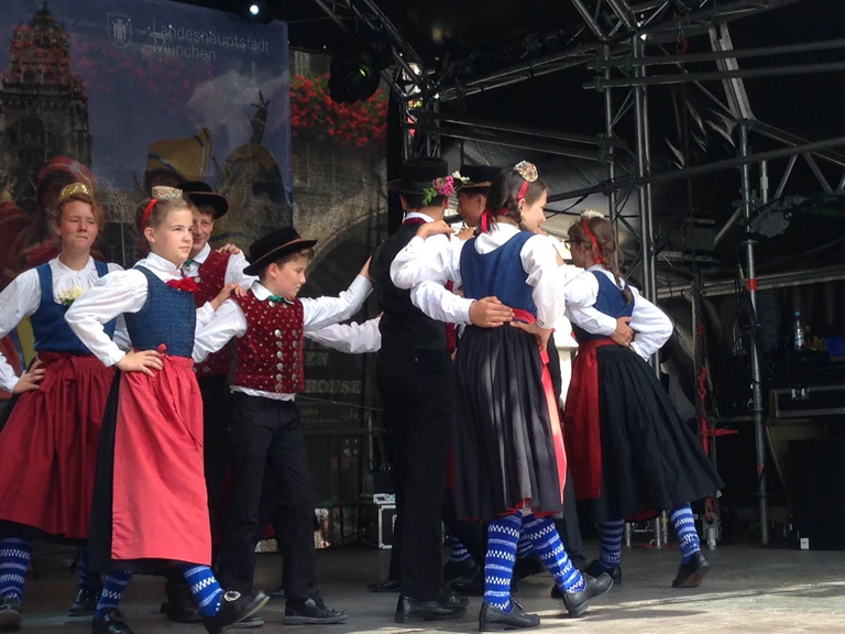 Kinder tanzen zum Stadtgeburtstag auf der Festbühne