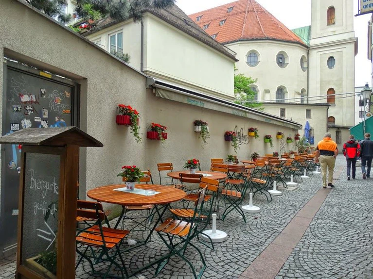 Leerer Biergarten am Viktualienmarkt — © Symbolbild - Foto: Agnes aus München