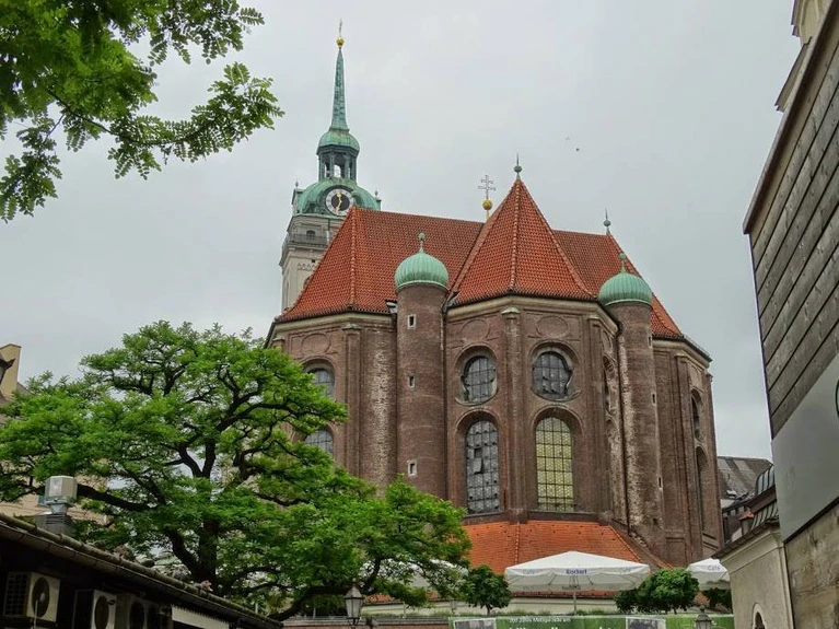 Der Viktualienmarkt und der Alte Peter — © Foto: Agnes aus München