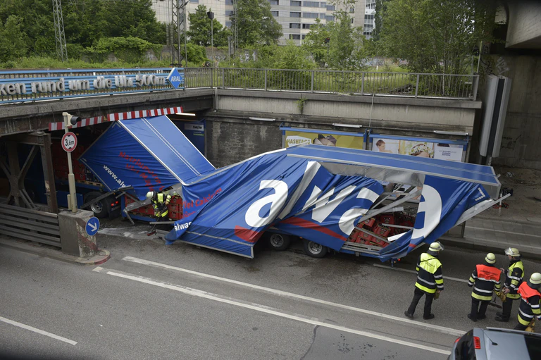 Ein Bierlaster bleibt in einer Unterführung in der Rosenheimer Straße hängen. — © Foto: Berufsfeuerwehr München