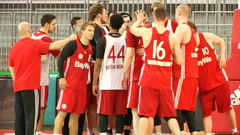 Spieler des FC Bayern Basketball versammeln sich beim Training — © Coach Sasa Djordjevic will Titel gewinnen