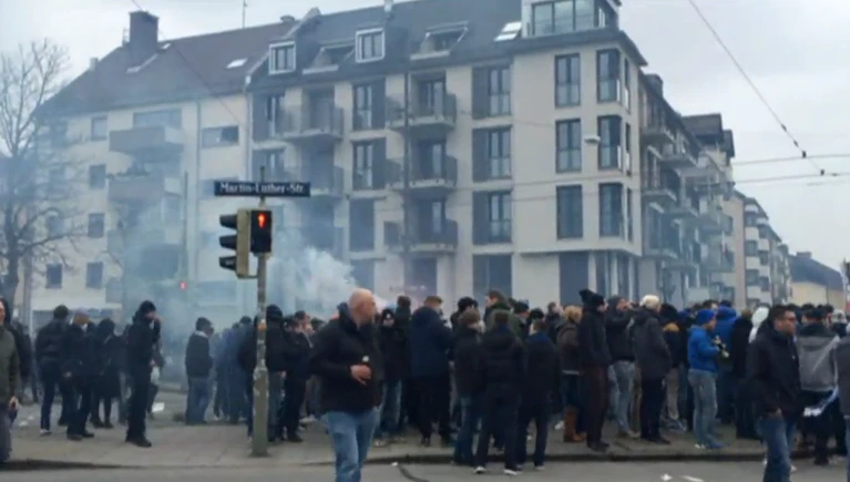 Fan-Krawalle bei dem Münchner Amateur-Derby zwischen den Löwen und den Bayern. 