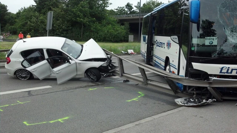 Bus durchbricht Leitplanke auf Mittlerem Ring — © Bus durchbricht Leitplanke auf Mittlerem Ring