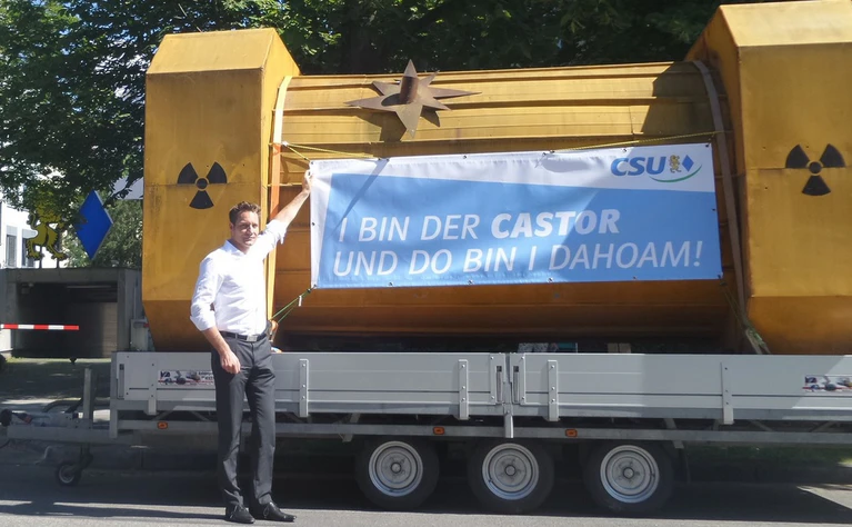 Castor-Nachbau vor CSU-Zentrale — © Grünen-Fraktionschef Ludwig Hartmann mit dem Castor - Bild: Grüne Fraktion Bayern