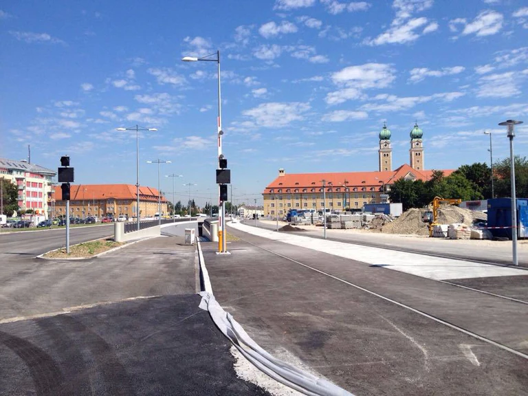 Luise-Kiesselbach-Platz am Tunnel in München — © Auch über der Oberfläche nimmt die Baustelle gestalt an.