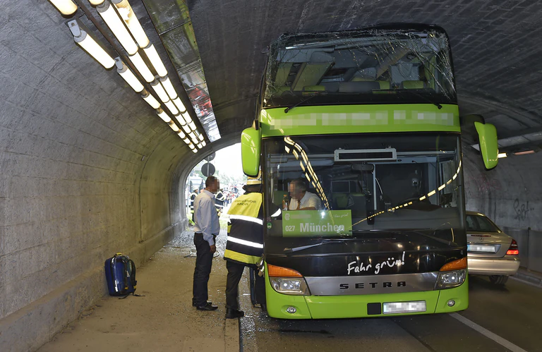 Bus steckt in Unterführung fest — © Diesmal ist ein Bus in Laim stecken geblieben. Foto: Berufsfeuerwehr München