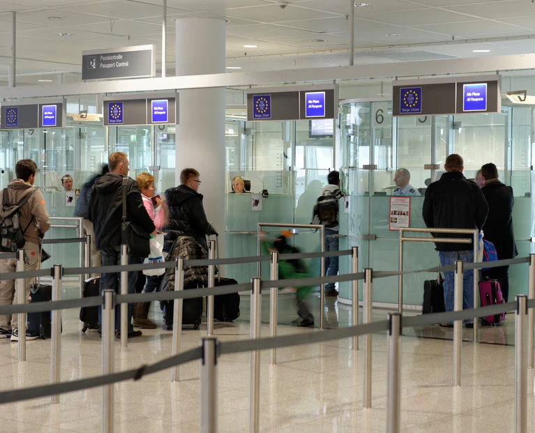 Die Ein- und Ausreisekontrollen der Bundespolizei am Flughafen, Frau wird gefasst — © Ausweiskontrolle am Flughafen - Foto: Bundespolizei