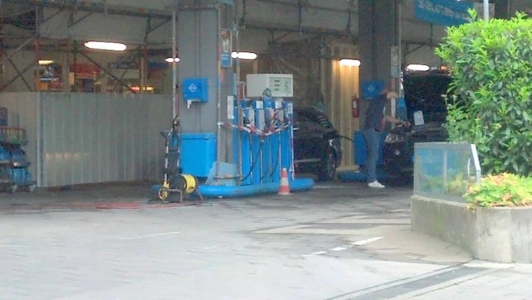 Tankstelle Leopoldstraße - Spurensicherung nach versuchter Brandlegung — © Hier hat ein geistig verwirrter Mann versucht ein Feuer zu legen.