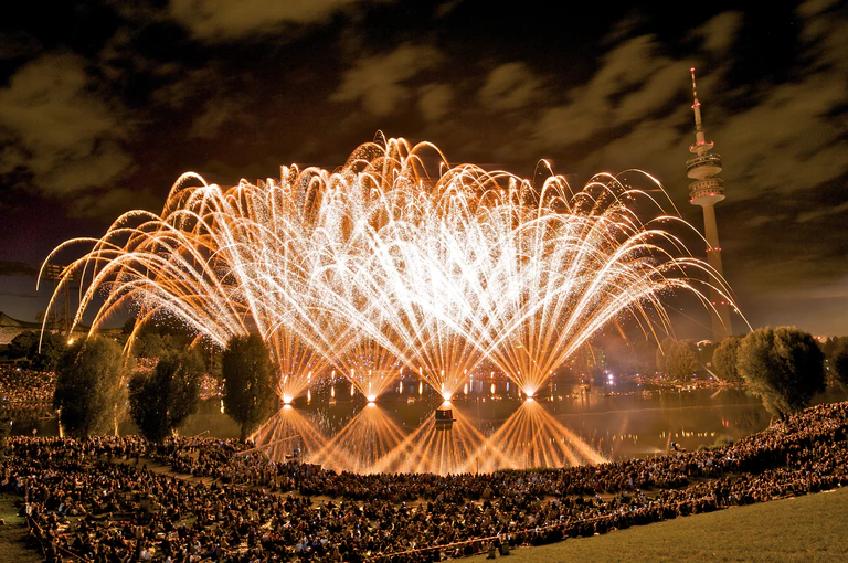 Feuerwerk beim Münchner Sommernachtstraum im Olympiastadion — © Foto: Christian Rudnik