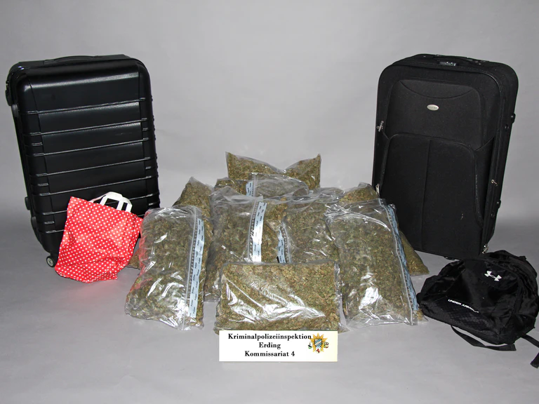 sichergestelltes Marihuana Kripo Freising — © Hier präsentiert die Polizei das beschlagnahmte Marihuana.