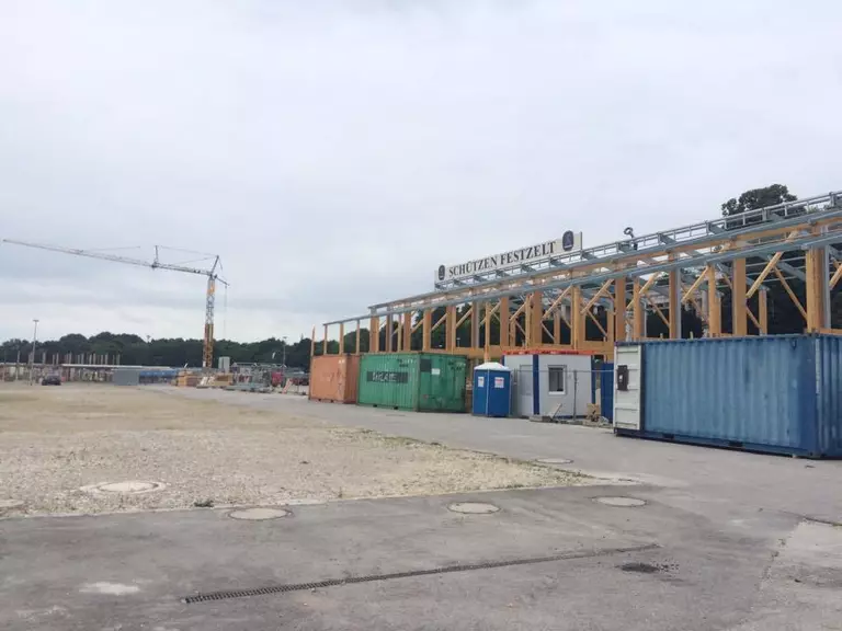 Wies-Festzelte werden auf der Theresienwiese aufgebaut