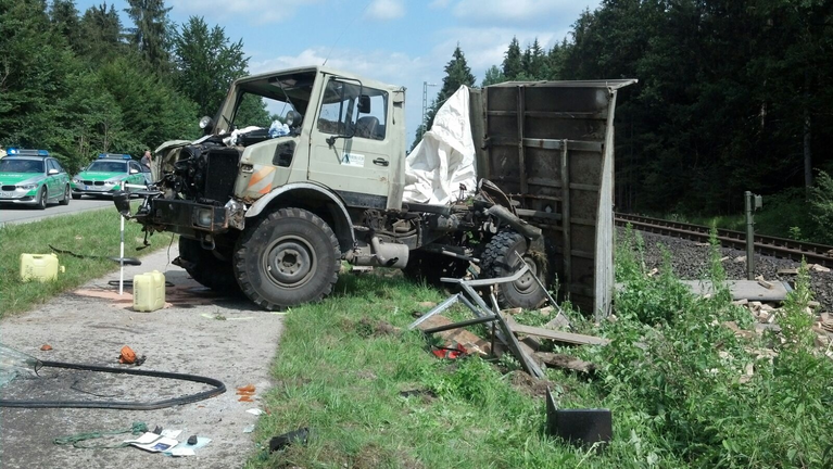 Zerstörter Unimog steht neben den S-Bahngleisen