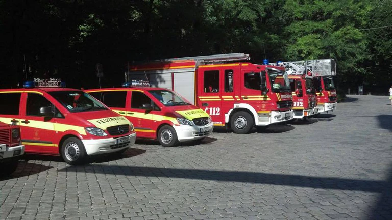 Feuerwehrfahrzeuge nebeneinander geparkt — © Symbolfoto der Feuerwehr