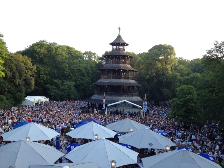 Kocherlball im Englischen Garten, hier tanzt München — © Aussicht auf den Kocherlball - in der Mitte der Chinesische Turm