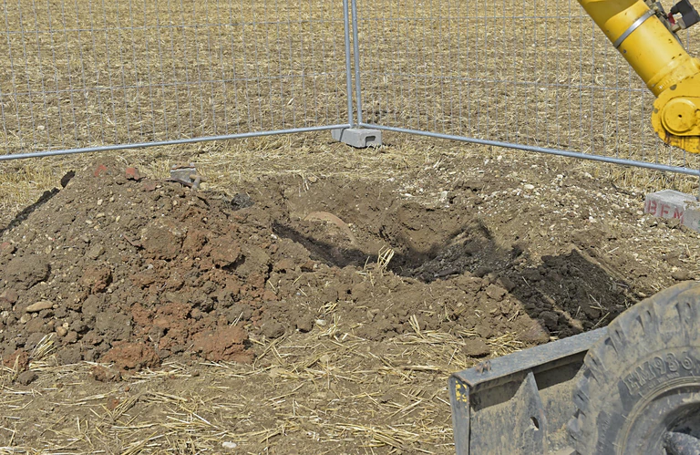 Ein Bagger steht vor der noch von der Erde leicht bedeckten Bombe — © Da liegt der 250-Kg-Bomber Foto: Feuerwehr