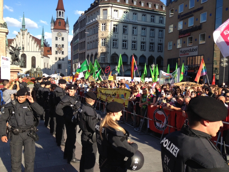 Polizisten stehen vor der Absperrung, dahinter demonstriert das Bündnis "München ist Bunt" — © Die Gegendemonstranten waren klar in der Mehrheit Foto: Red