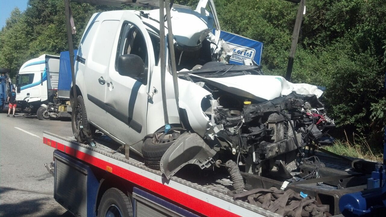 Ein Kleintransporter wird demoliert abgeschleppt — © Der Mann in diesem Kleintransporter hatte keine Chance. Er starb noch am Unfallort Foto: Red