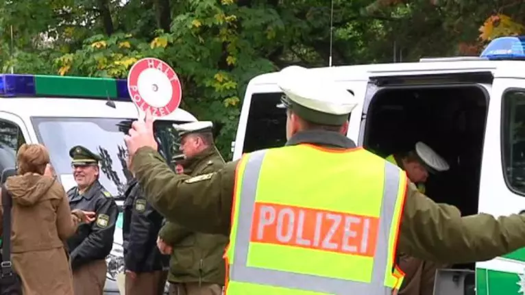 Polizist mit Kelle winkt Autofahrer aus dem Verkehr — © Raser sollen zum Nachdenken gebracht werden. 