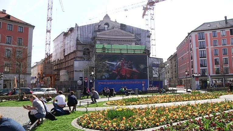 Das Gärtnerplatz-Theater umgeben von Baukränen