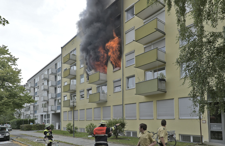 Feuerwehr und Polizei begutachten einen Wohnungsbrand — © Ein 34-Jähriger setzte vermutlich seine Wohnung aus Verzweiflung in Brand Foto: Feuerwehr München