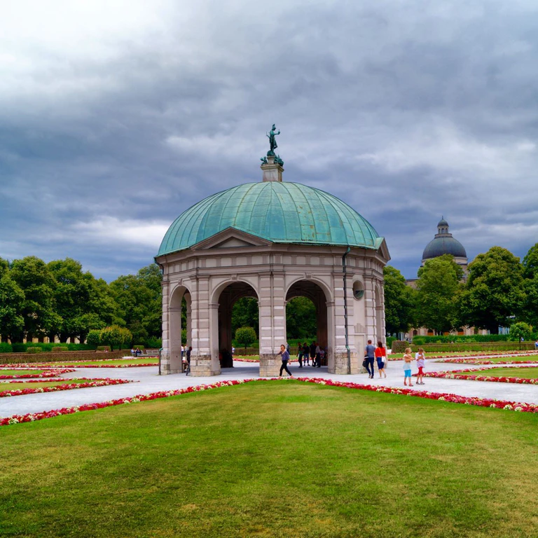 Dianatempel Hofgarten München Wolken am Himmel — © Der Dianatempel im Münchner Hofgarten - Foto: <a href="http://portraitiert.de/" target="_blank"> Dirk Schiff/Portraitiert.de </a>