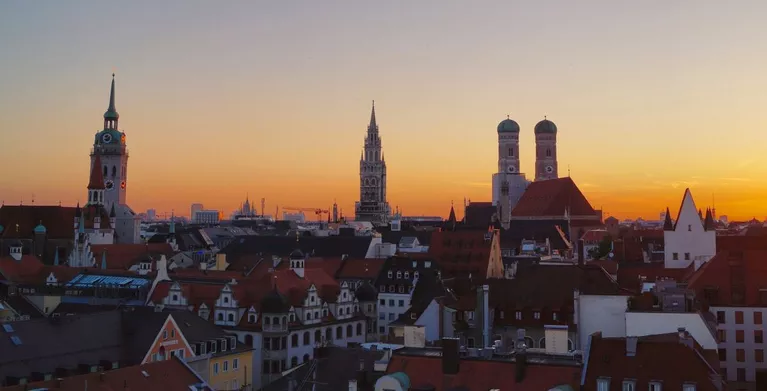 München Dämmerung Panorama — © Foto:<a href="http://portraitiert.de/" target="_blank"> Dirk Schiff/Portraitiert.de </a>