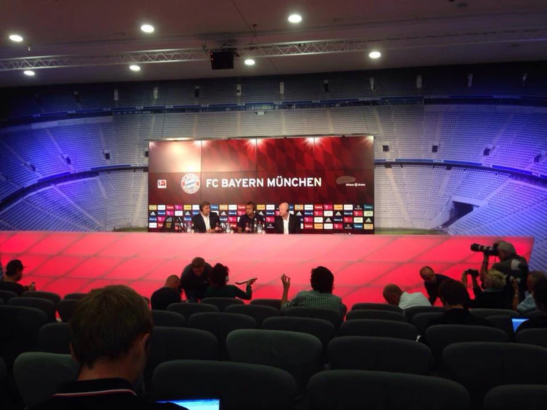 Arturo Vidal bei FC Bayern - Pressekonferenz — © Die Pressekonferenz beim FCB mit Neuzugang Arturo Vidal
