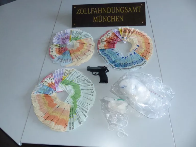 Eine Menge Bargeld und Kokain; Zoll zerschlägt Händlerring — © Eine Menge Bargeld und Kokain; Zoll zerschlägt Händlerring - Foto: Zollfahndungsamt München