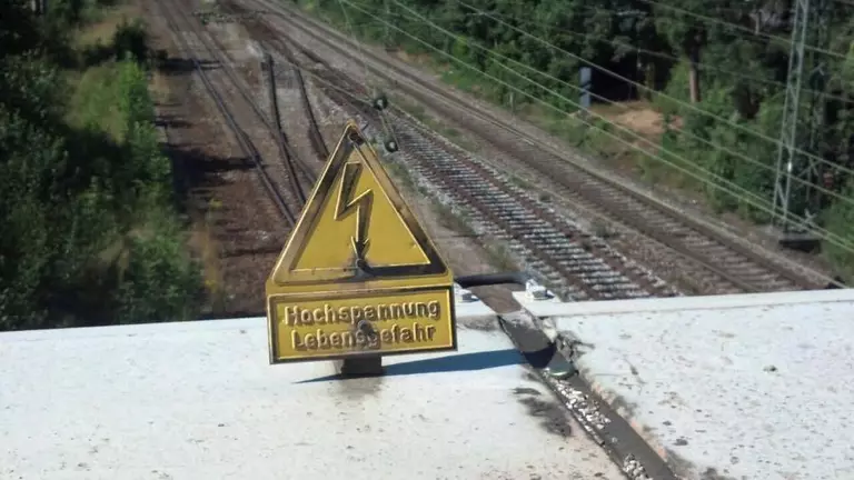 Die Oberleitungen sind lebensgefährlich - Die Bundespolizei warnt.