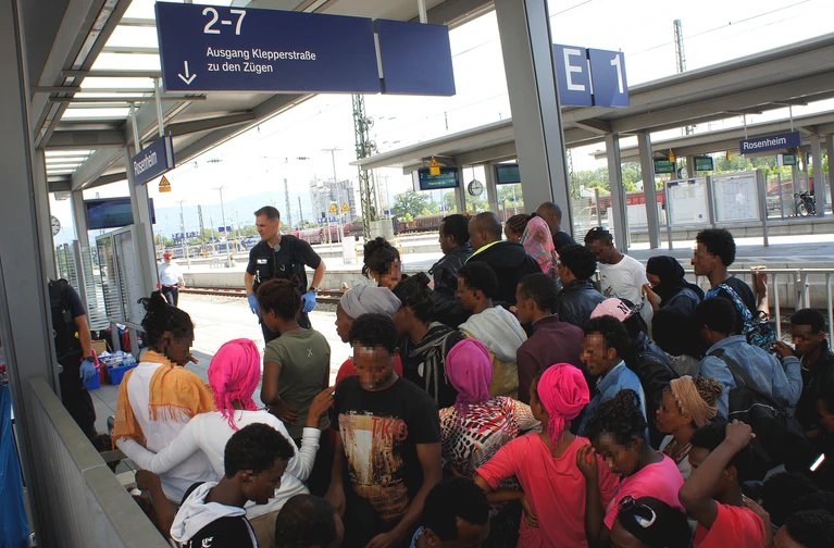 Bundespolizei hilft Asylbewerbern — © Die Bundespolizei hilft den 150 Flüchtlingen, die einen Zug verlassen mussten - Foto: Bundespolizei