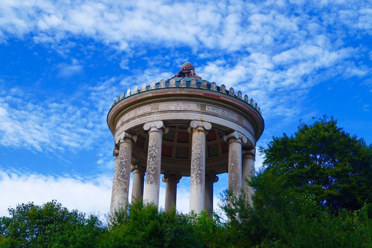 Monopteros Aussichtspunkt in München — © Monopteros Aussichtspunkt im Englischen Garten - Foto: <a href="http://portraitiert.de/"  target="_blank"> Dirk Schiff/Portraitiert.de </a>