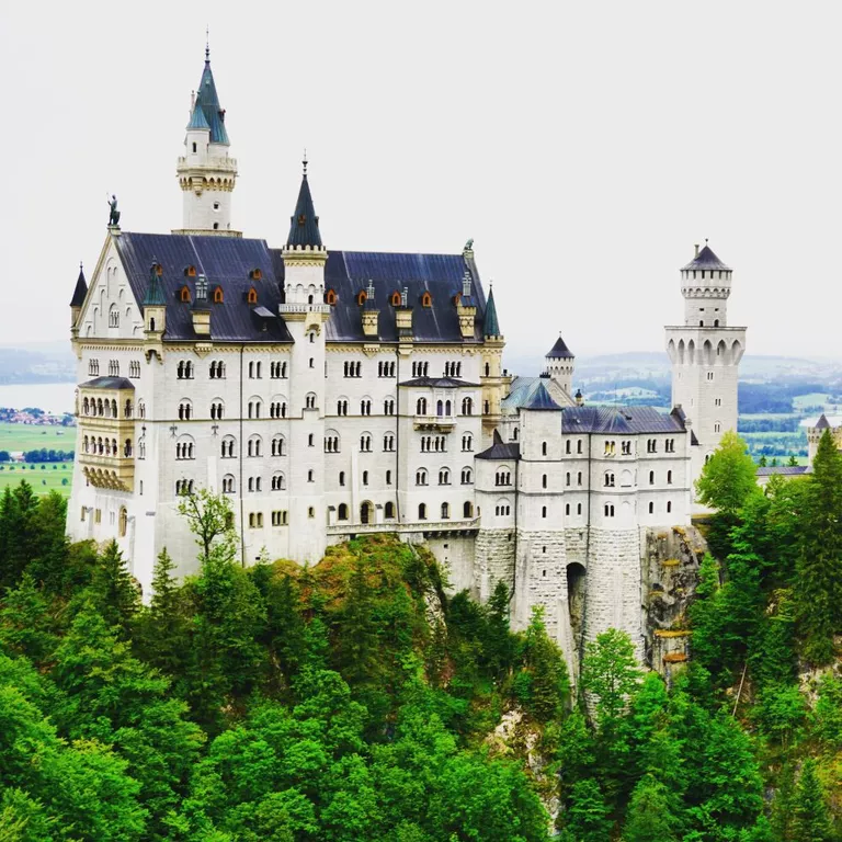 Das Schloss in malerischer Kulisse — © Schloss Neuschwanstein in malerischer Kulisse - Foto: <a href="http://portraitiert.de/"  target="_blank"> Dirk Schiff/Portraitiert.de </a>