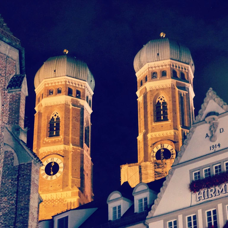 Frauenkirche bei Nacht in München — © Die Frauenkirche bei Nacht - Foto: <a href="http://portraitiert.de/" target="_blank"> Dirk Schiff/Portraitiert.de </a>