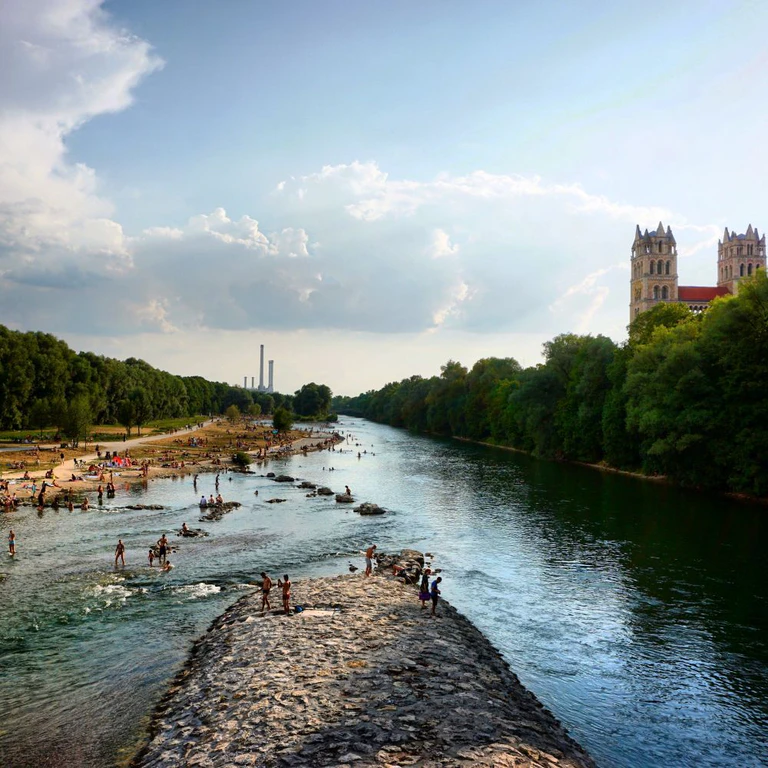 Badespaß Isar München — © Badespaß an der Isar- Foto: <a href="http://portraitiert.de/" target="_blank"> Dirk Schiff/Portraitiert.de </a>