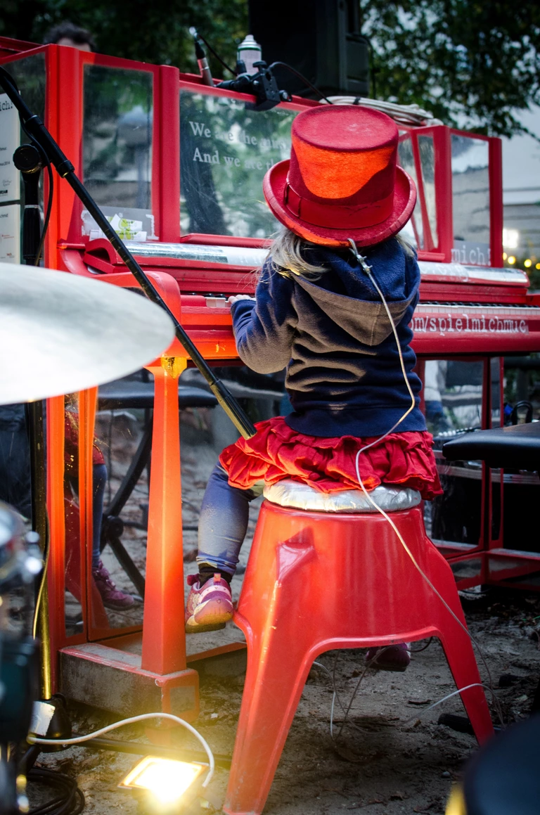 — © Foto: Karo Knote, Spiel Mich 2014, Spielplatz am Roecklplatz, Gestaltung: Tuba Design