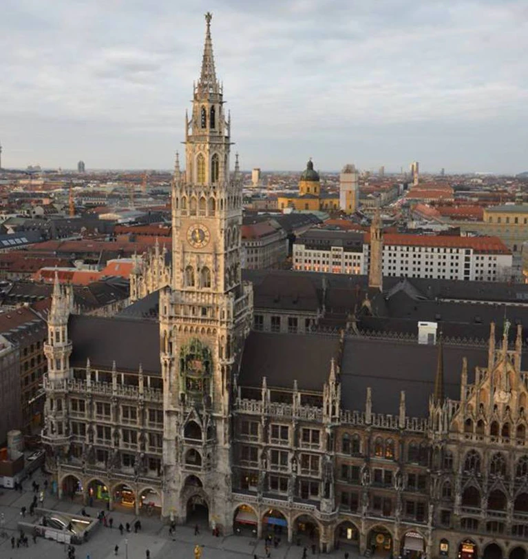 Das neue Rathaus in München aus der Luft — © Die Stadt macht nun ernst in Sachen Wohnungsvermietung Foto: Red