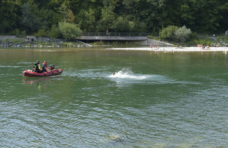 — © Vergeblich versuchten die Rettungskräfte den 18-Jährigen aus der Isar zu retten - Foto der Berufsfeuerwehr München