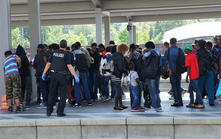 Flüchtlinge am Bahnsteig in Rosenheim — © Rosenheimer Bahnhof - Foto: Bundespolizei