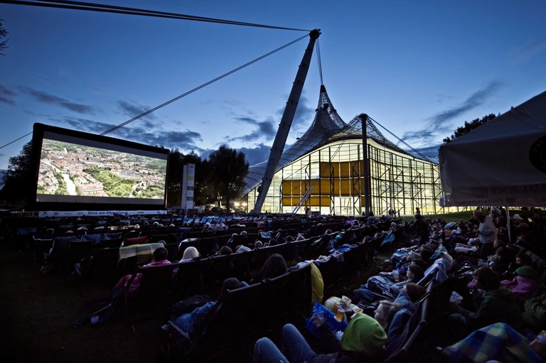 — © Das Kino in toller Kulisse - Foto: Kino am Olympiasee