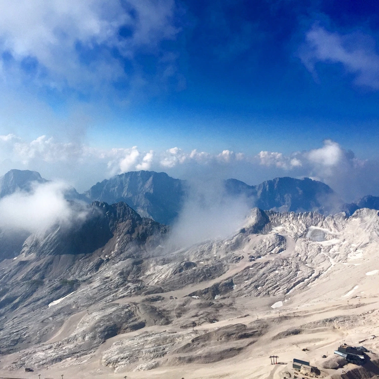 Wolken in den Alpen bei München — © Wolkendecke in eisiger Höhe - Foto: <a href="http://portraitiert.de/" target="_blank"> Dirk Schiff/Portraitiert.de </a>
