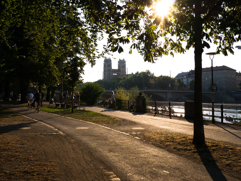 Die Isar durchläuft ganz München — © Die Isar bei tiefer Sonne