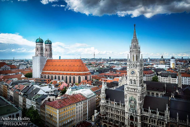 Das Alte Rathaus in München mit Blick auf die Frauenkirche — © München, das Rathaus, Frauenkiche und Co. - Foto: Andreas Bedity Photography