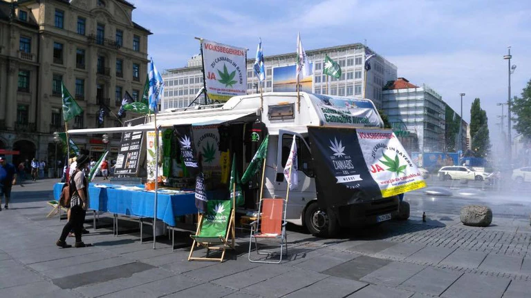 marihuana camp am stachus münchen — © Hier die Befürworter der Marihuana-Legalisierung bei einer Aktion am Stachus.
