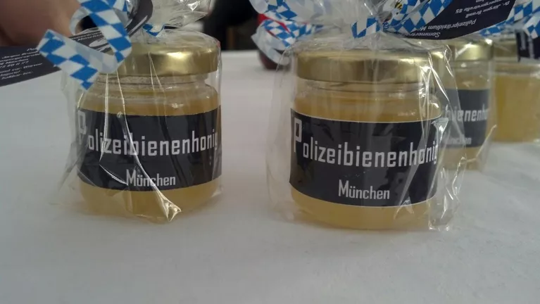Das Polizeipräsidium München produziert eigenen Honig auf dem Dach in der Ettstraße