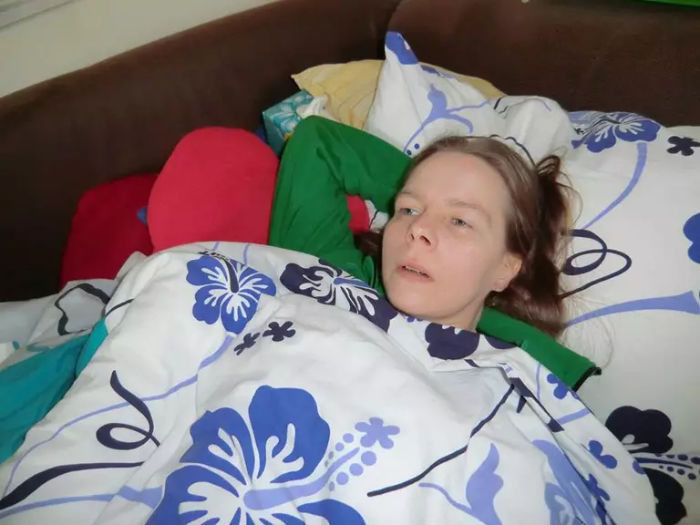 Erkrankte Melanie im Bett hofft auf Spenden für OP
