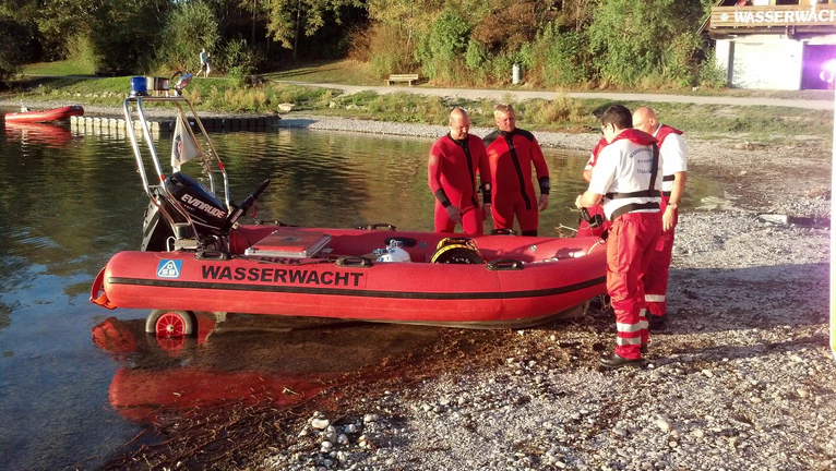 Wasserwacht Rettungsdienst mit ihrem Boot — © Immer mehr Bayern entscheiden sich für eine Ausbildung zum Rettungsschwimmer