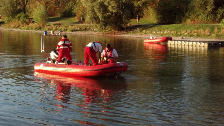 Wasserwacht Rettungsdienst mit ihrem Boot — © Archiv: Wasserwacht Rettungsdienst mit ihrem Boot