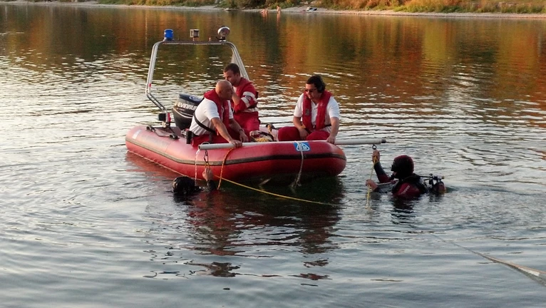 Taucher der Wasserwacht mit Boot — © Symbolfoto - Taucher der Wasserwacht mit Boot