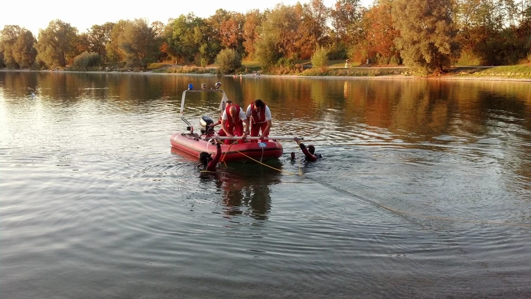 Taucher der Wasserwacht mit Boot — © Taucher der Wasserwacht mit Boot