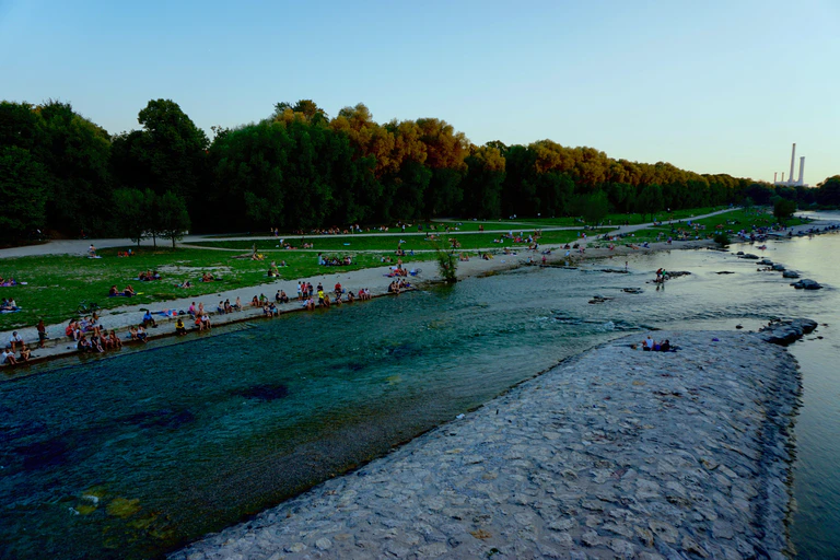 Die isar lädt ganz München zum entpsannen ein — © Achtung vor den Massen-Events an der Isar - Foto: <a href="http://portraitiert.de/" target="_blank"> Dirk Schiff/Portraitiert.de </a>